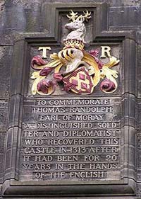Inscription au château d'Édimbourg commémorant la libération du château par Thomas Randolph en 1314. Source : wiki/ Thomas Randolph (1er comte de Moray/ Licence : CC BY-SA 3.0
