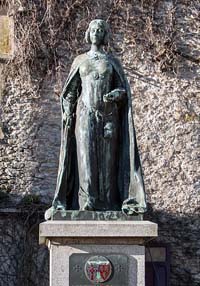 Statue de Béatrix de Gâvre dans la cour du vieux château à Laval.