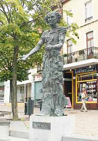 Statue de saint Amand de Maastricht à Hautmont.