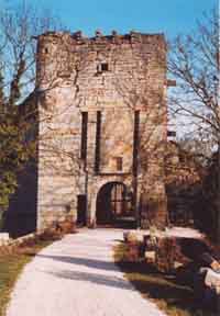 L'entrée du château médiéval de Chevigny ayant appartenu à Étienne III, comte de Bourgogne et d'Auxonne- (2003). source : /wiki/ Étienne II d'Auxonne/ licence : CC BY-SA 3.0