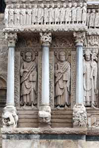 Portail de Saint-Trophime à Arles avec de gauche à droite : saint Barthélemy, saint Jacques le Majeur et saint Trophime.