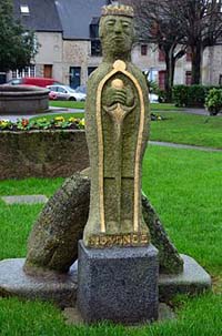 Statue de Nominoë sur le parvis de la cathédrale Saint-Samson de Dol-de-Bretagne.