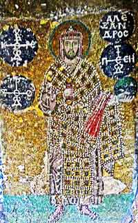 La mosaïque d'Alexandre dans la basilique Sainte-Sophie est exposée dans le coin sud-ouest de la galerie du nord. Elle est l'une des œuvres les mieux conservées de la basilique. Source : wiki/ Alexandre (empereur byzantin)/ domaine public