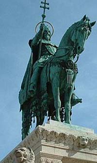 Statue d'Étienne devant le palais de Budavár par Alajos Stróbl, 1904. (source : wiki/Étienne Ier de Hongrie/ domaine public)