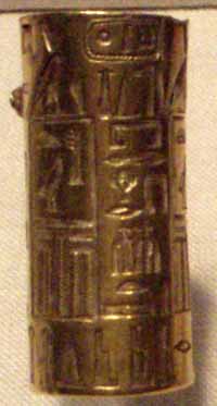Un sceau cylindrique en or portant les noms et titres du pharaon Djedkare Isesi. À partir de la 5ème dynastie, règne de Djedkarê Isesi, vers 2381-2353 av. jc. Aujourd'hui au Museum of Fine Arts de Boston. Source : wiki/ Djedkarê Isési/ licence : CC BY-SA 2.5